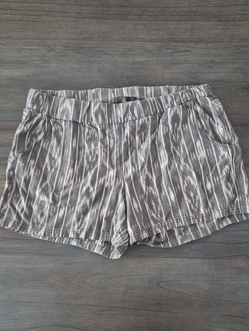 Prana Gray Patterned Elastic-Waist Shorts